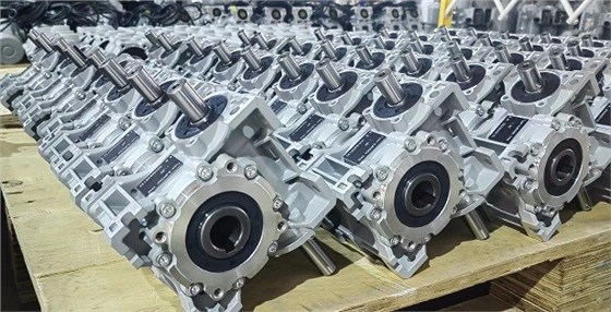 11月正忙，艾思捷雙軸輸入蝸輪減速機SJMRV050-30-AB發(fā)貨 (2).jpg