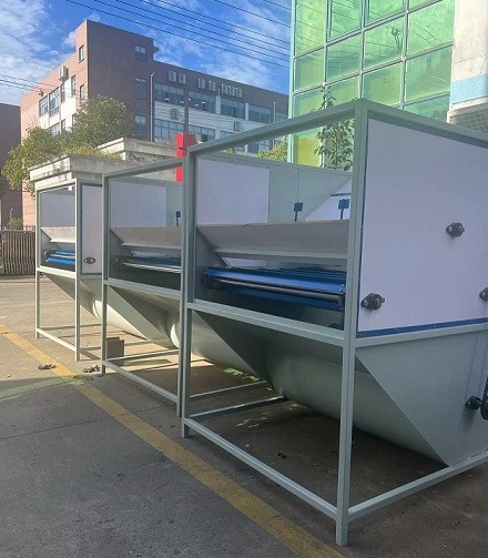 冬季送溫暖，艾思捷蝸輪減速機(jī)為羽絨服充絨機(jī)上提供動(dòng)力支持 (2).jpg